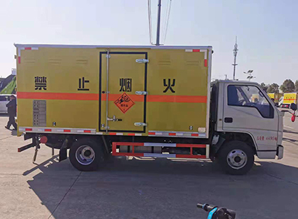 韶山爆破器材运输车工人安全操作规范与智能技术保障